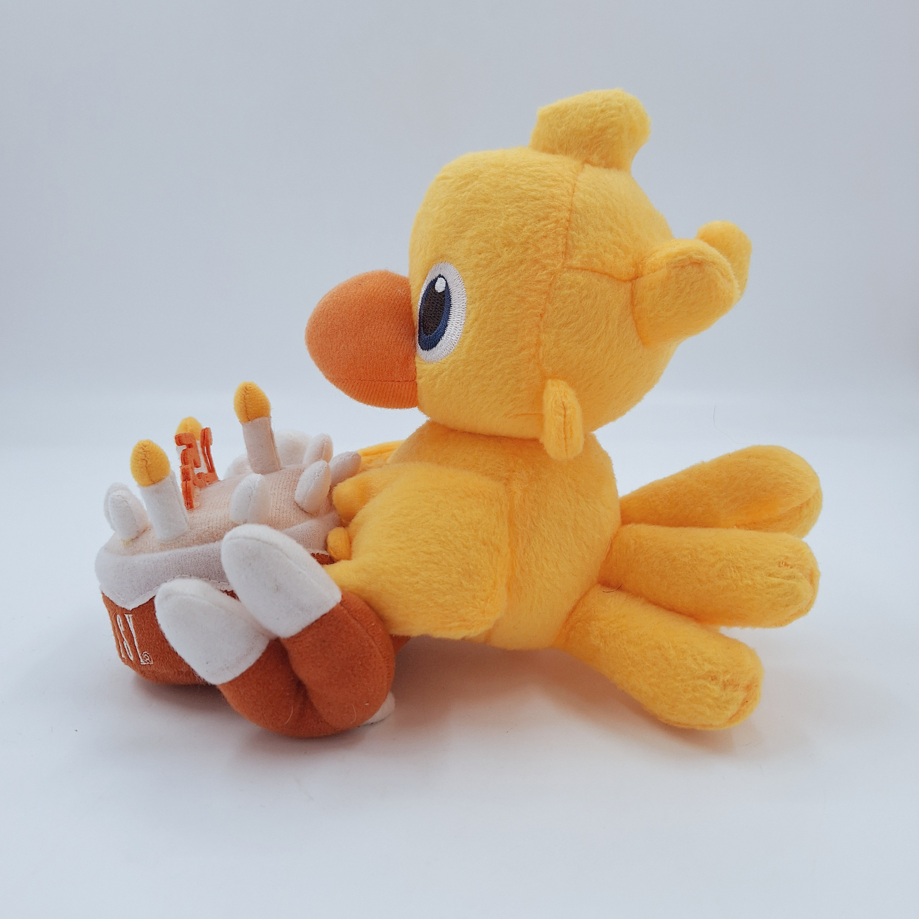 Peluche Chocobo « 25 th Anniversary » de la saga de jeux vidéo Final fantasy de la marque Square Enix. Très bon état - Vue 4 - 